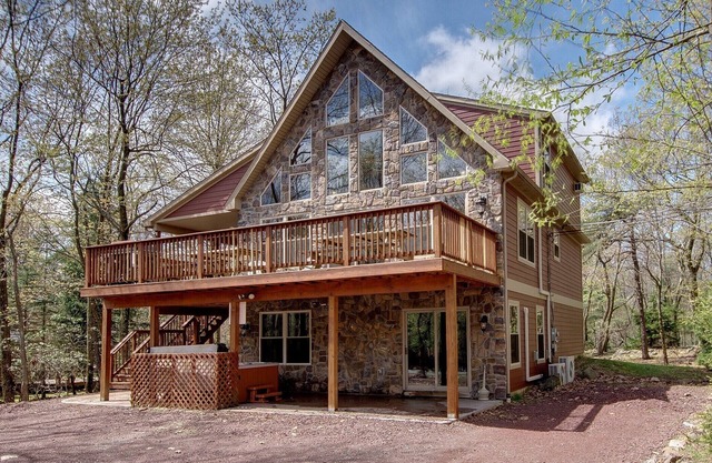 "Red Rock" View of Big Boulder-Skiing, Fire Pit, Hot Tub, Pool Table, EV Charger, Dog Friendly