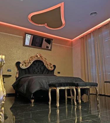 Red Rose Exclusive Rooms