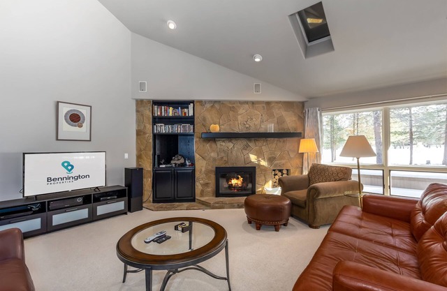 REDC23 - Spacious Home, Gas Fireplace, Ping Pong