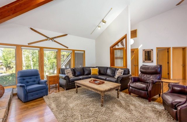 REDC27 - Spacious Home, Ping Pong, Pool Table