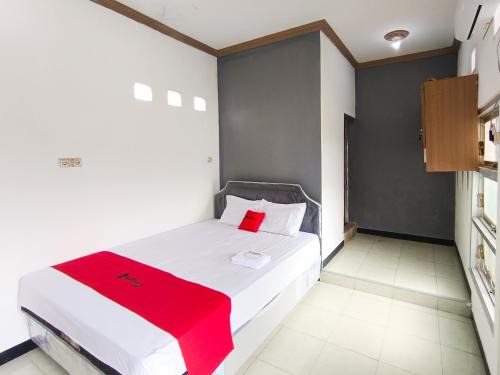 RedDoorz at Brawijaya Central Kampung Inggris