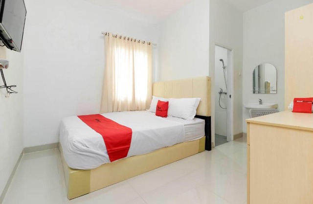RedDoorz near Siloam Hospital Palembang