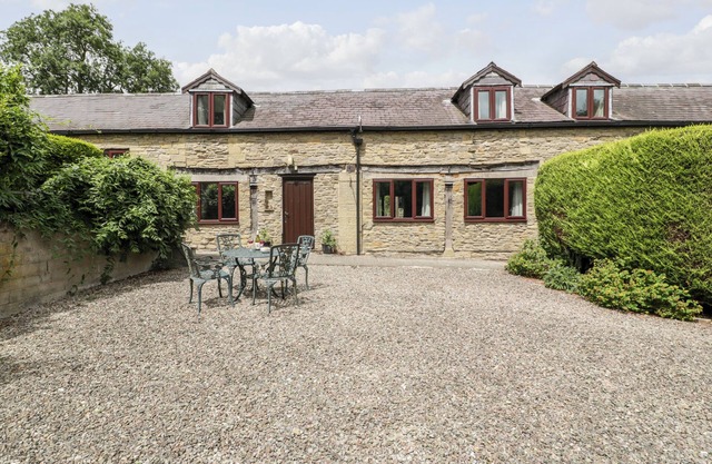 REDSTART COTTAGE, pet friendly, with a garden in Kingsland