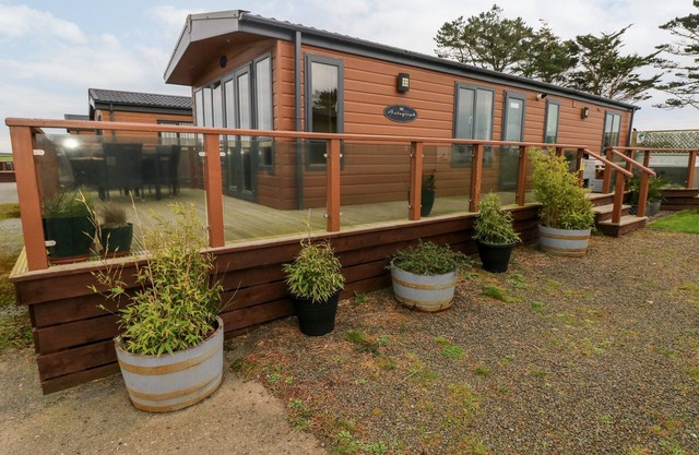 REEF RETREAT, pet friendly, character holiday cottage in Little Haven