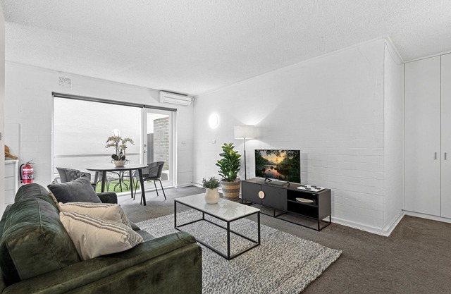 Refined 1-Bed Apartment with Garden Access