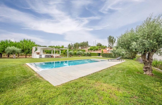 Refreshing poolside escape in Ponte de Sor