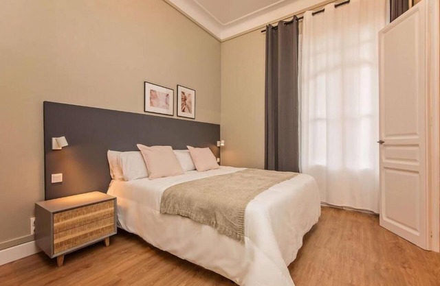 REFURBISHED APARTMENTS! 5 bedrooms + 2 bathrooms each one!