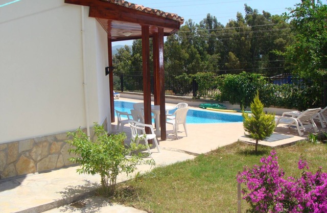 Refurbished Spacious 6 bedroom detached villa with private pool