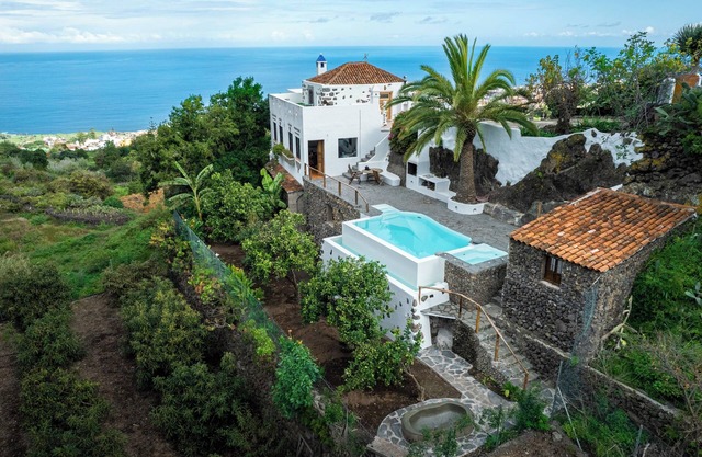 Refurbished Villa Home in gorgeous natural setting