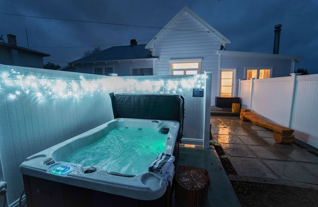 Refurbished Villa ✨ NEW ✨ Hot tub, Netflix, & Entirely private