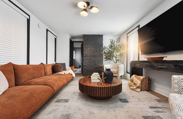 Regal Bricks LUX - City View - Parking - 5 Min to Downtown - Fire Pit