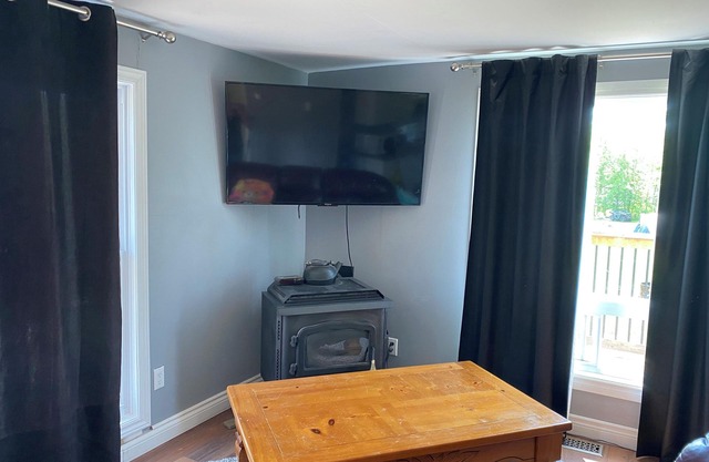 Relax and create memories at this quiet cottage home on the water, dog friendly.