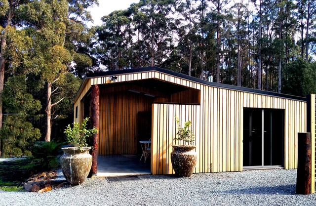 Relax and indulge in a country garden at Franklin, Tasmania