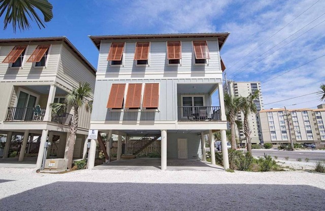 Relax and Unwind at Turtle's Nest Beach close and steps to Shared Pool by Prickett Properties