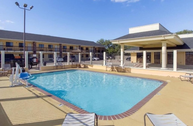 Relax and Unwind! Swimming Pool, Free Parking, Free Breakfast!