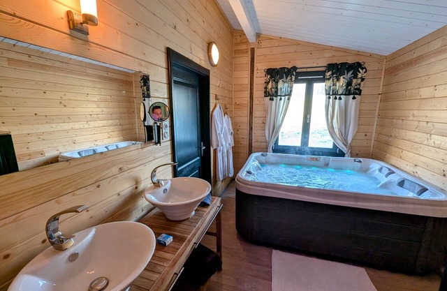 Relaxing chalet with spa and sauna near 1000 Ponds