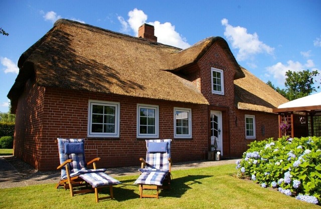 Relax in the 100-year-old thatched roof house with a large garden