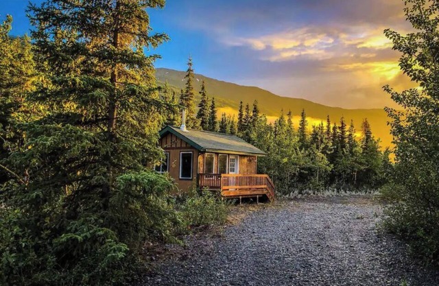 Relax with amazing 360° mountain views in this cozy Alaskan tiny cabin!