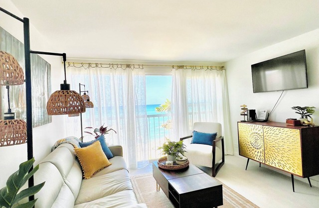 Relax, with breathtaking ocean views. Makaha 1-bedroom condo near Ko Olina