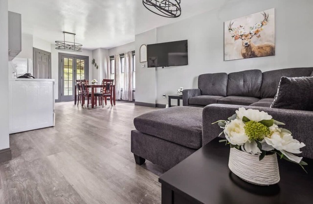 Relaxed 5BR Retreat | Niagara Falls Nearby