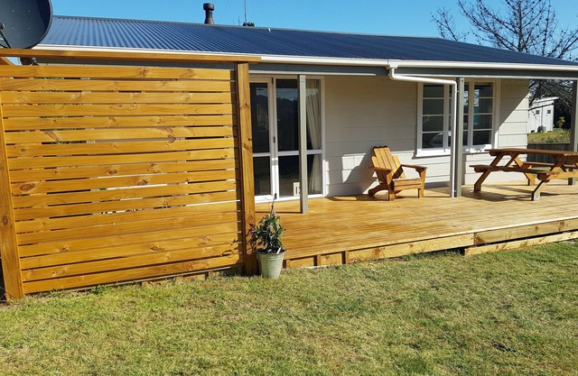 Relaxed Beach Retreat, mod family friendly bach quiet clean close to beach WIFI