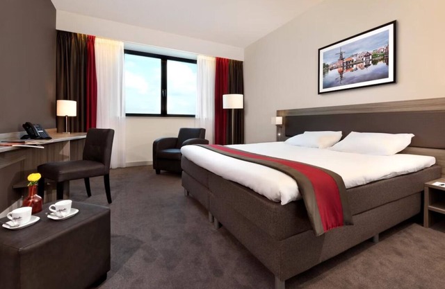 Relaxed Living with Rooftop Views & Dining, Airport Access!