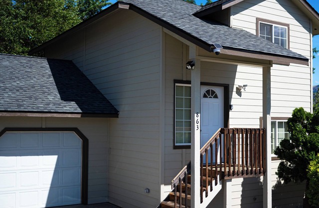 Relaxing 2-Bedroom Home with Private Deck in East Wenatchee