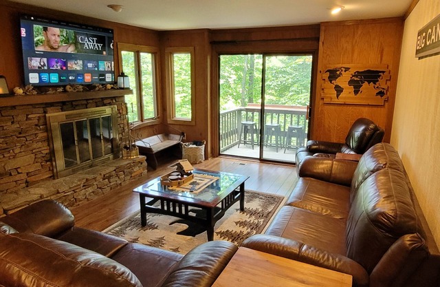 Relaxing 2-Bedroom Mountain Condo - Rockslide View