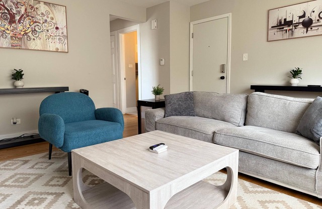 Relaxing 2BR Retreat w/Parking Near O’Hare