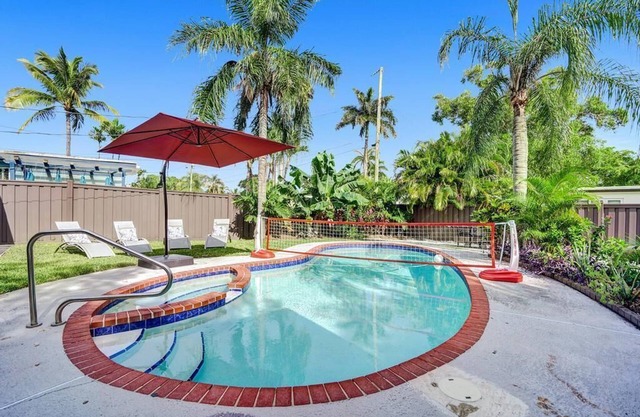 Relaxing 4 Bed 2 Bath Pool Home Mins to the Beach