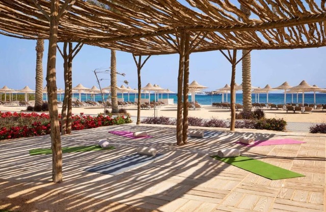 Relaxing Balcony Retreat Perfect for Beach Getaway - with 2 Swimming Pools