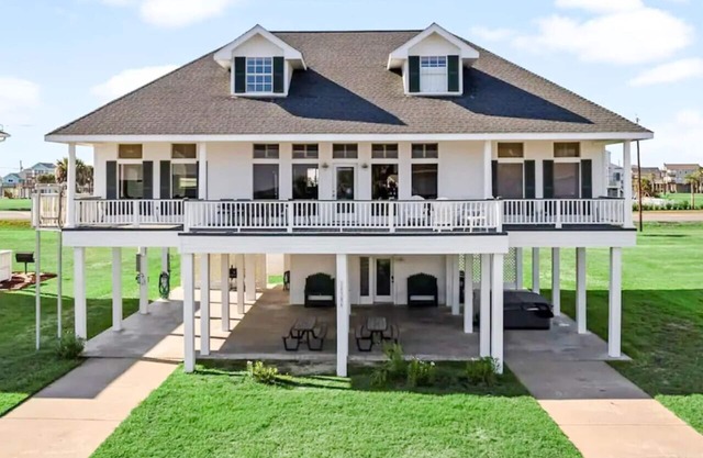 Relaxing Beach Escape – Gulf Views + Hot Tub