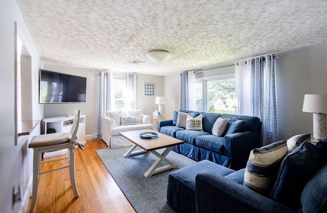 Relaxing Charmer Near Newport ; super cozy, clean & great for groups!