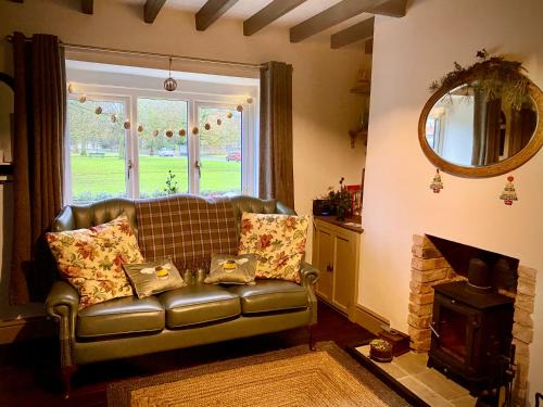 Relaxing Cottage Escape - Pub - Fire - King Size Bed
