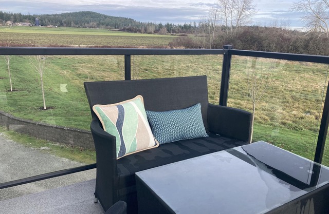 Relaxing Country Retreat close to all amenities. Great for the whole family!