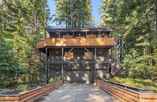 Relaxing Home Among The Redwoods - Dog-Friendly