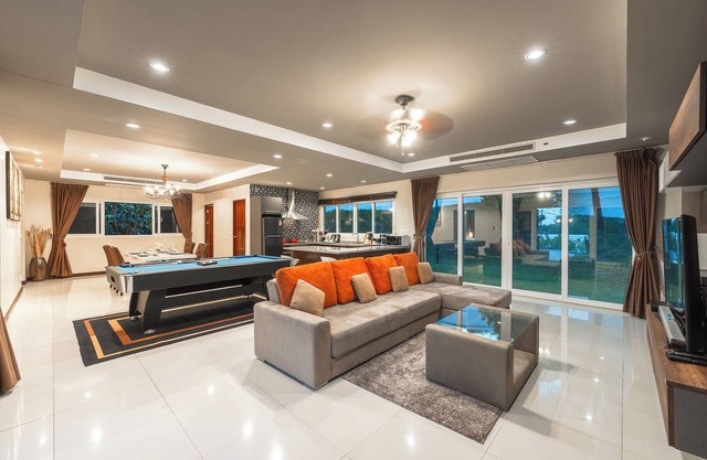 Relaxing Huge Seaview Pool Table V181