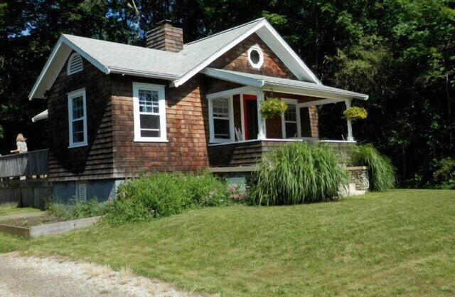 Relaxing Island Cottage nPrivate setting close to water. November special rates