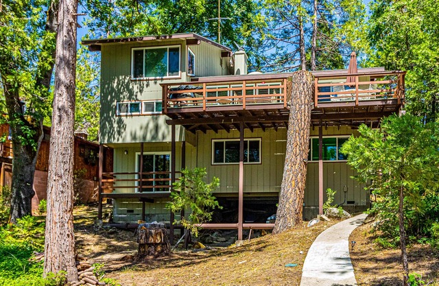 Relaxing lakefront Getaway w/private dock, deck, washer/dryer