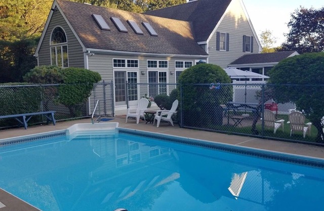 Relaxing private poolside retreat 5 minutes from the beach!