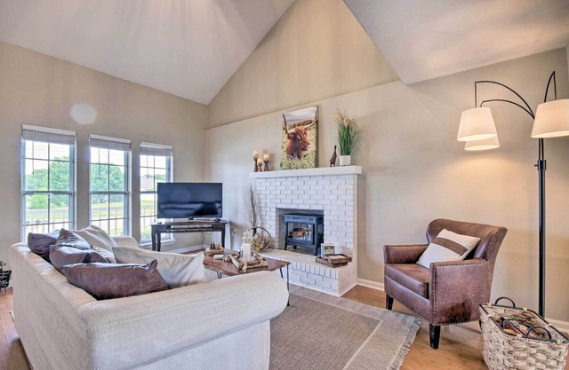 Relaxing Townhome, 4 Mi to Mizzou University!