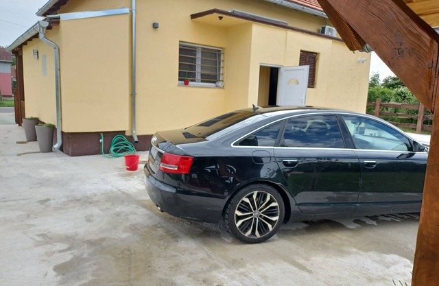 Relaxirati u4000m2 citava familija s kucnim ljubimcima.Uzivati u grad Zagreb,.