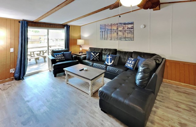 Remodeled 3 BR 2 BA Island Club Home by the Pool w/Parking -Sleeps 10 - IC65