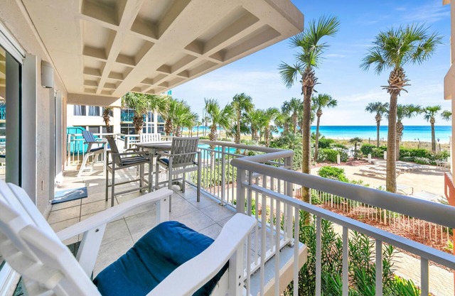 Remodeled Beachfront ⛱️⛱️ Destin Towers 🐠 Watch 🐬 Swim from the Balcony