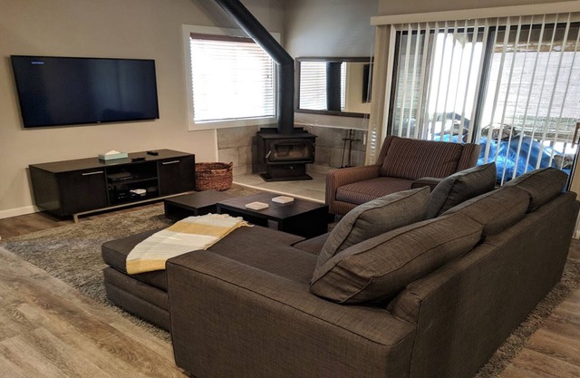 Remodeled Modern Mountain Condo 1BR/Loft/2BA with Garage - near village