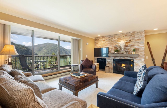 Remodeled Penthouse/On Shuttle Route to the Slopes/Shared Hot Tub