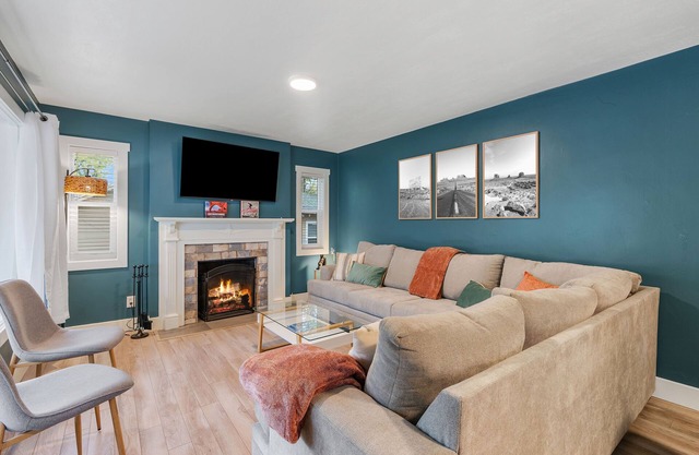 Remodeled & Spacious! KingBeds, HotTub, Firepit, GameRm, HugeBackyard, Mtn Views