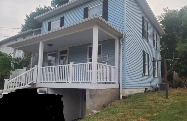 Remodeled spacious 4-bedroom house in very popular Houston, PA with central AC