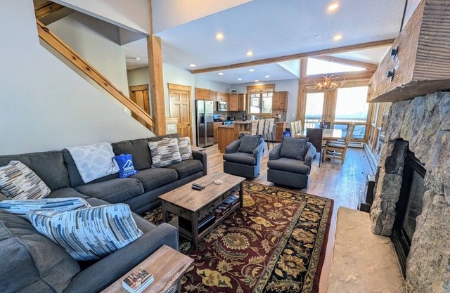 Remodeled Townhome with pool and hot tub onsite
