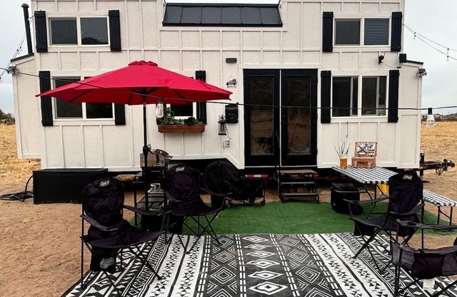 Remote Modern Tiny House with Deck, BBQ and Mountain Views in Arizona